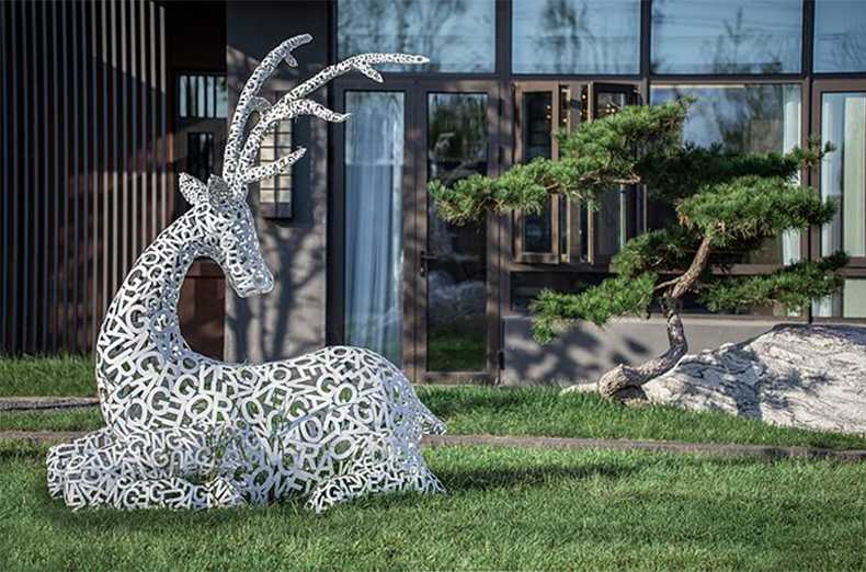 不銹鋼鹿，不銹鋼鏤空鹿，鏤空鹿景觀擺件，鏤空鹿雕塑，河北不銹鋼鹿廠家.jpg