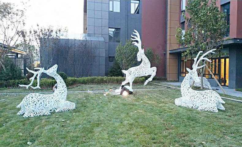 不銹鋼鹿，不銹鋼鏤空鹿，鏤空鹿景觀擺件，鏤空鹿雕塑，河北不銹鋼鹿廠家3.jpg